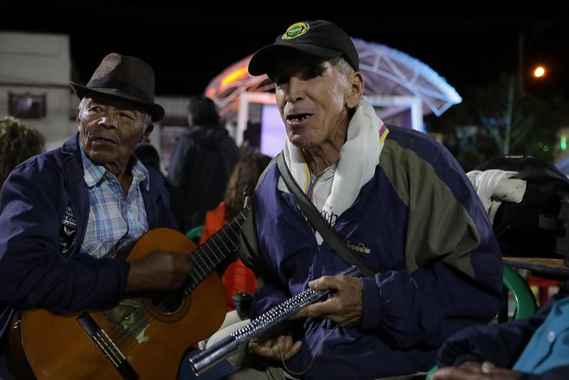  Encuentro: El campo cuenta la verdad. Campesinos tocando instrumentos