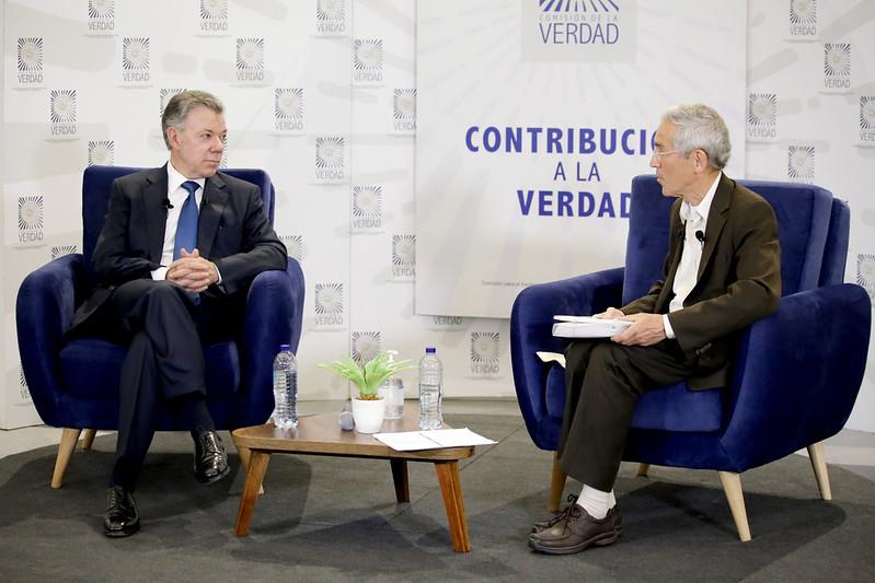 Juan Manuel Santos y Francisco de Rouz dialogando 