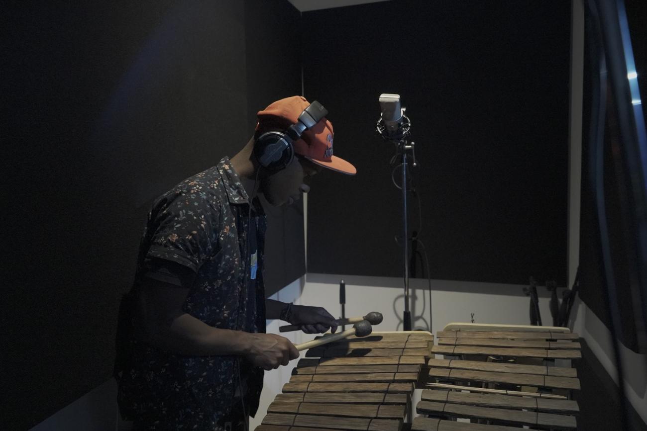 persona en un estudio de grabacion tocando la marimba