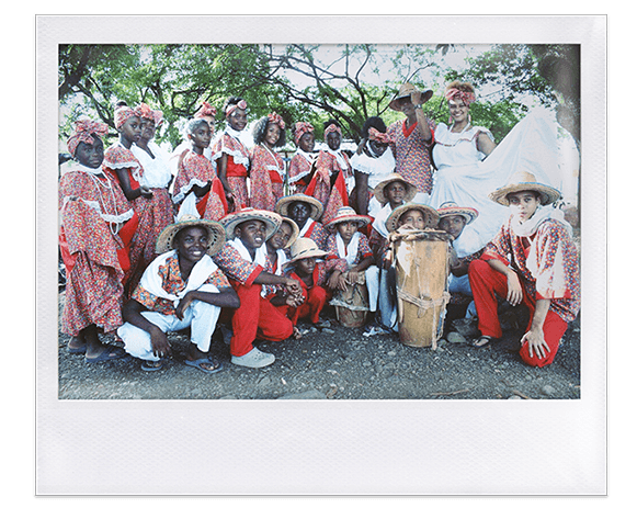 Instantánea.Grupo musical folclórico afro y tambores. Niños, niñas y adolescentes visten trajes folclóricos