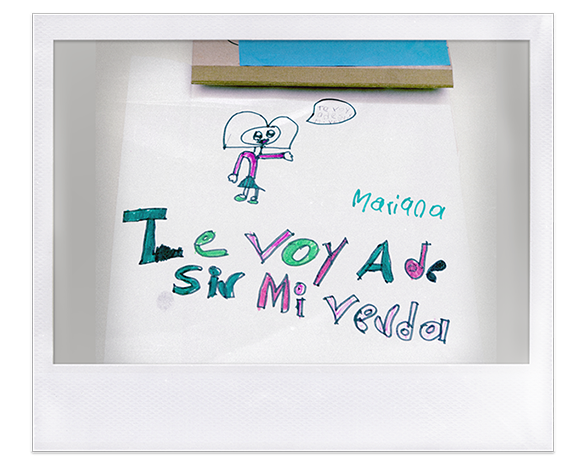 Instantánea. Dibujo infantil de niña saludando y texto: "Te voy a decir mi verdad"