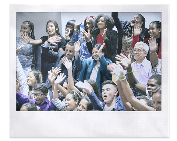 Instantánea. El padre Francisco de Roux y comisionados, niños, niñas y jóvenes. Todos saludan