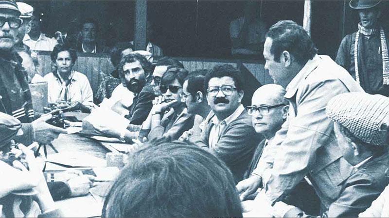 (FARC firma cese al fuego 1986). Fotografía, 1986.  Archivo Banco de la República