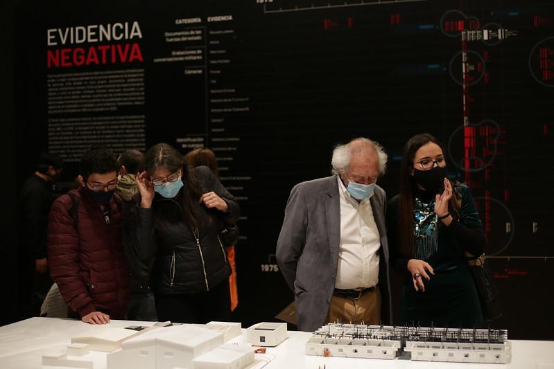 Visitantes de la exposición Huellas de desaparición 