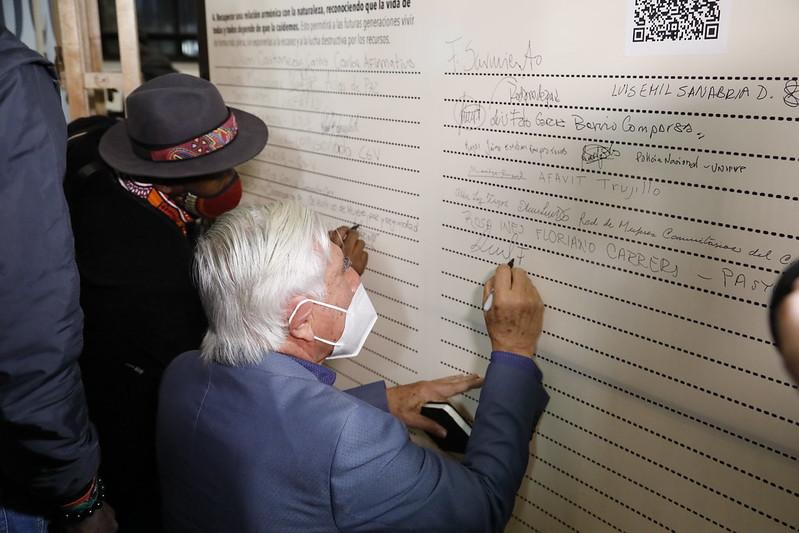 Lideres firmando el acuerdo por la convivencia