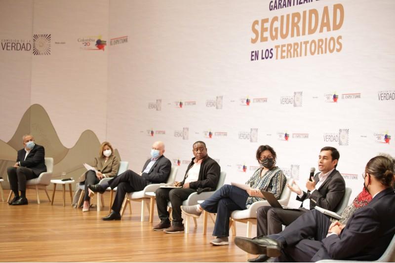 Invitados al diálogo sobre retos de seguridad.