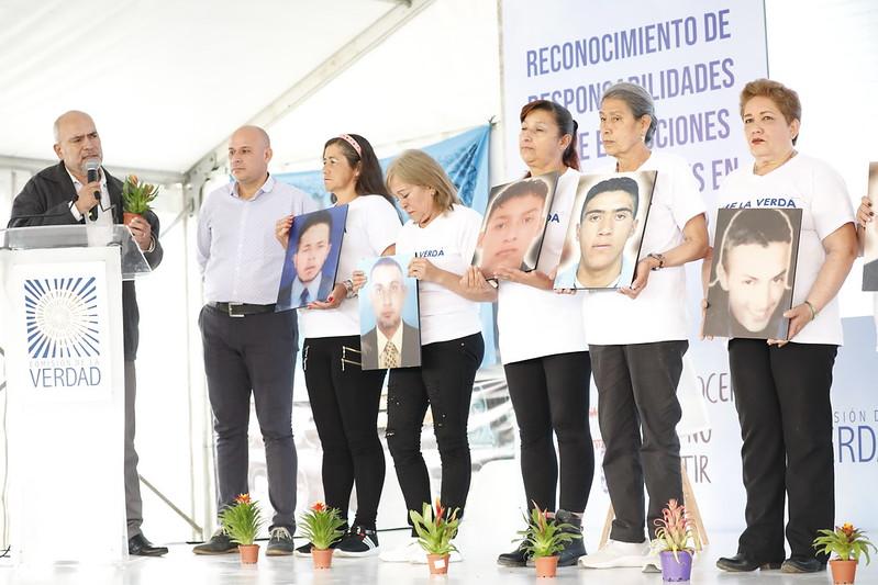 Familiares de víctimas en el 'Reconocimiento de responsabilidades sobre ejecuciones extrajudiciales en Bogotá y Soacha’