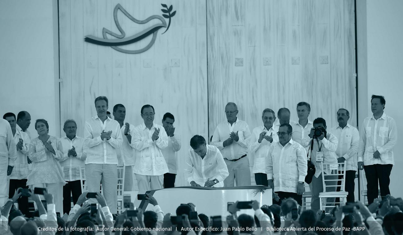 El presidente Juan Manuel Santos Calderón firma el histórico Acuerdo de Paz con las FARC-EP durante la ceremonia en Cartagena.