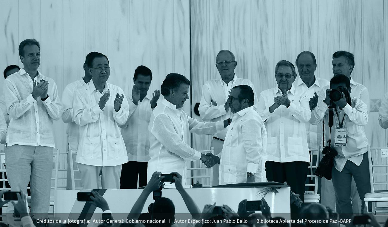 Apretón de manos del presidente Juan Manuel Santos Calderón y Rodrigo Londoño Echeverri, jefe de las FARC-EP, tras la firma del Acuerdo de Paz en Cartagena.