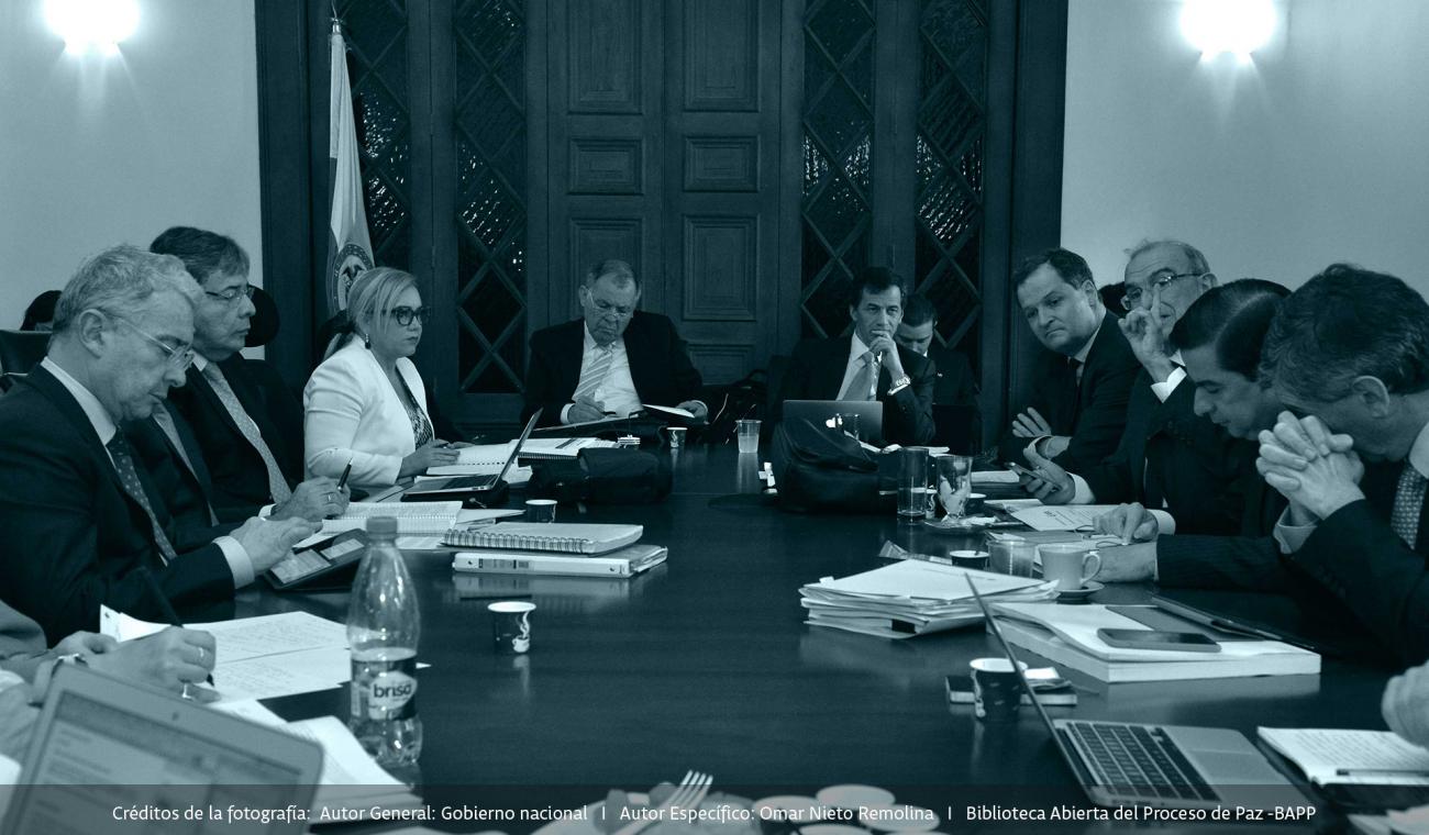 Humberto de la Calle, Sergio Jaramillo, Rafael Pardo entre otros representantes del gobierno colombiano reunidos con voceros del “No”.  