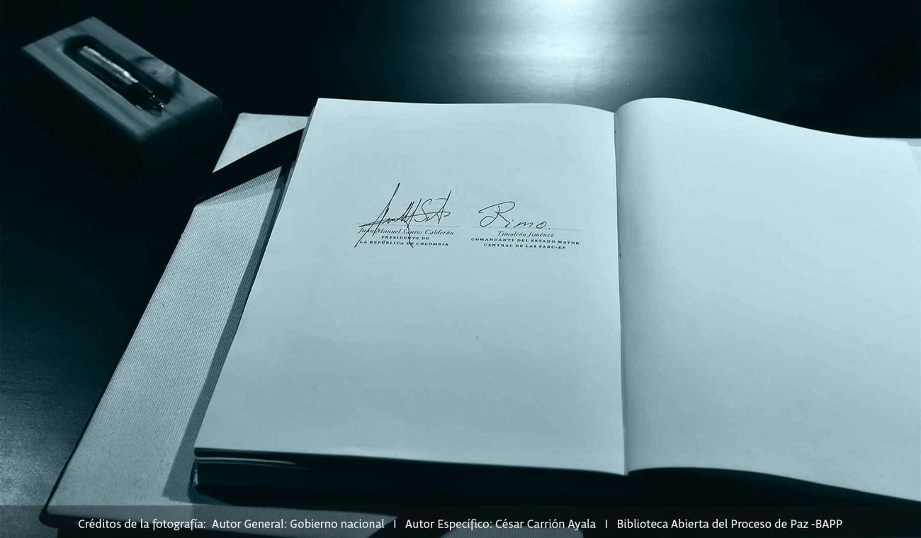 Nuevo Acuerdo de Paz firmado por Juan Manuel Santos Calderón, presidente de Colombia, y Rodrigo Londoño Echeverri, máximo líder de las FARC-EP. 