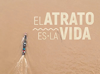 Panorámica del Río Atrato. Se ve una lancha con personas. En la foto hay un letrero que dice “El Atrato es la vida”